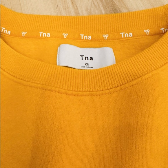 Aritzia TNA Yellow Cropped Sweatshirt (Thick cotton version) - Picture 5 of 6